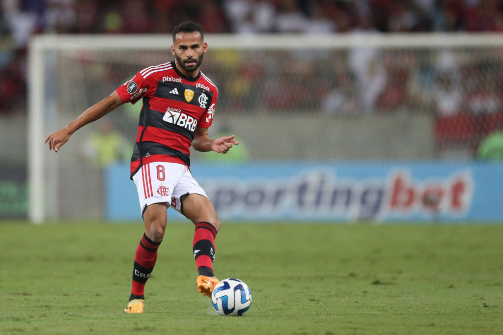 Thiago-Maia-Flamengo-Jogo-imago1030776379h Thiago Maia, do Flamengo, toca a bola em uma partida contra o Grêmio na temporada passada.