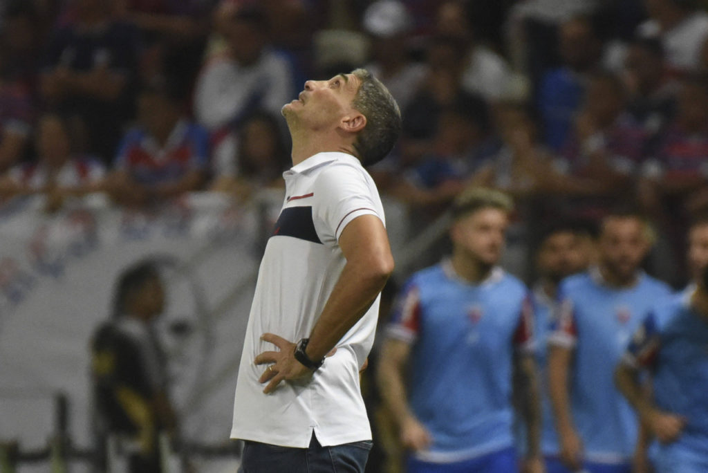 Juan Pablo Vojvoda, do Fortaleza, olha para o céu e se lamenta durante um jogo de sua equipe.