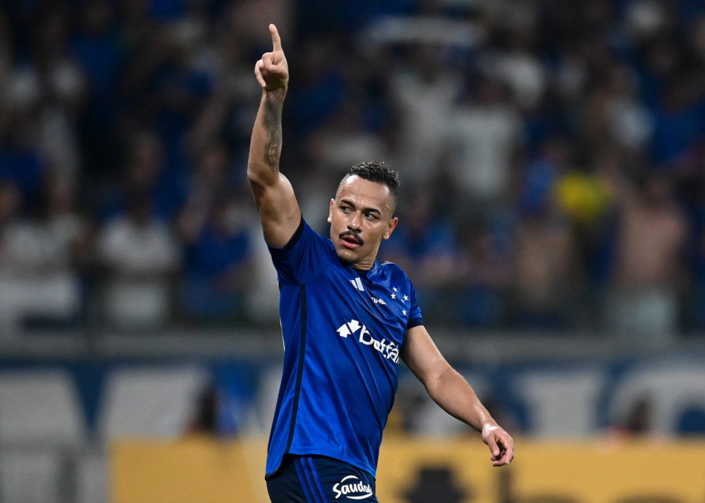 Rafael-Elias-Cruzeiro-Jogo-imago1033528282h Rafael Elias, do Cruzeiro, comemorando um dos gols marcados pela equipe em uma partida da temporada.