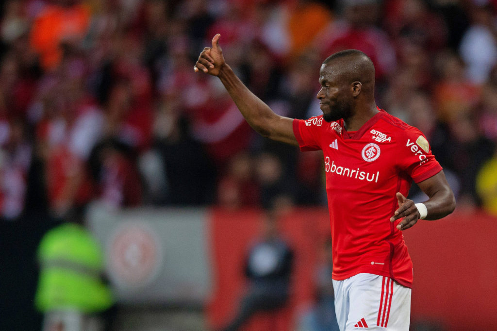 Enner Valencia, do Internacional, comemora um dos gols marcados com a camisa do clube.