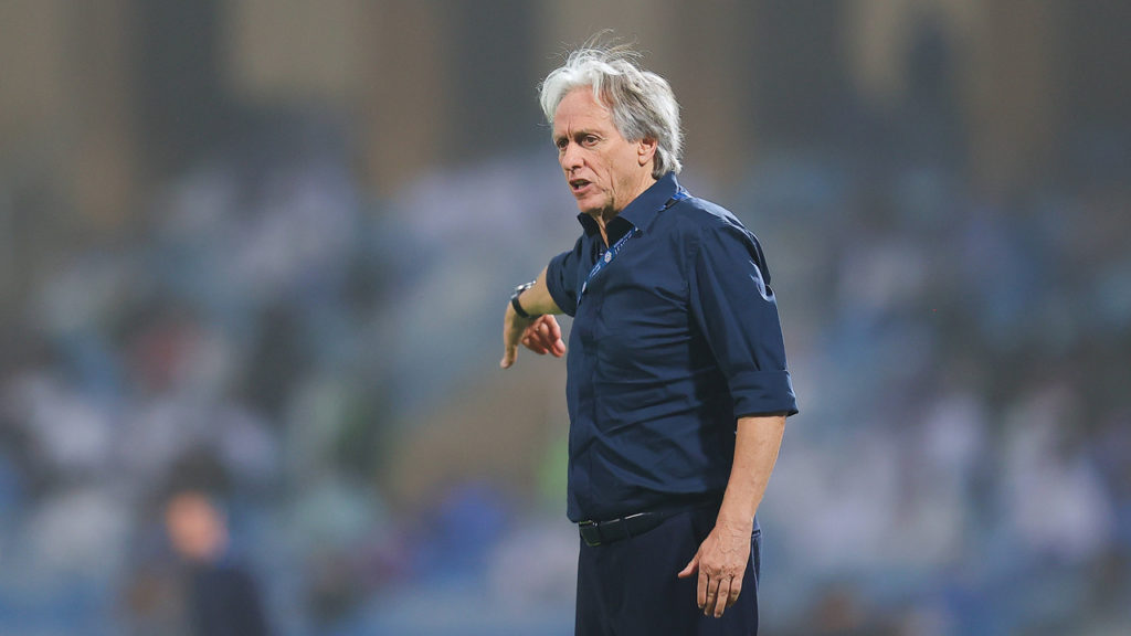 Jorge Jesus, do Al-Hilal, observa o campo e dá instruções para o time em um dos jogos do futebol saudita.