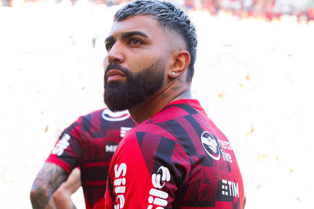 Gabigol-Flamengo-Jogo-imago1034519348h Gabigol, do Flamengo, olhando para a arquibancada antes de uma partida pelo clube.