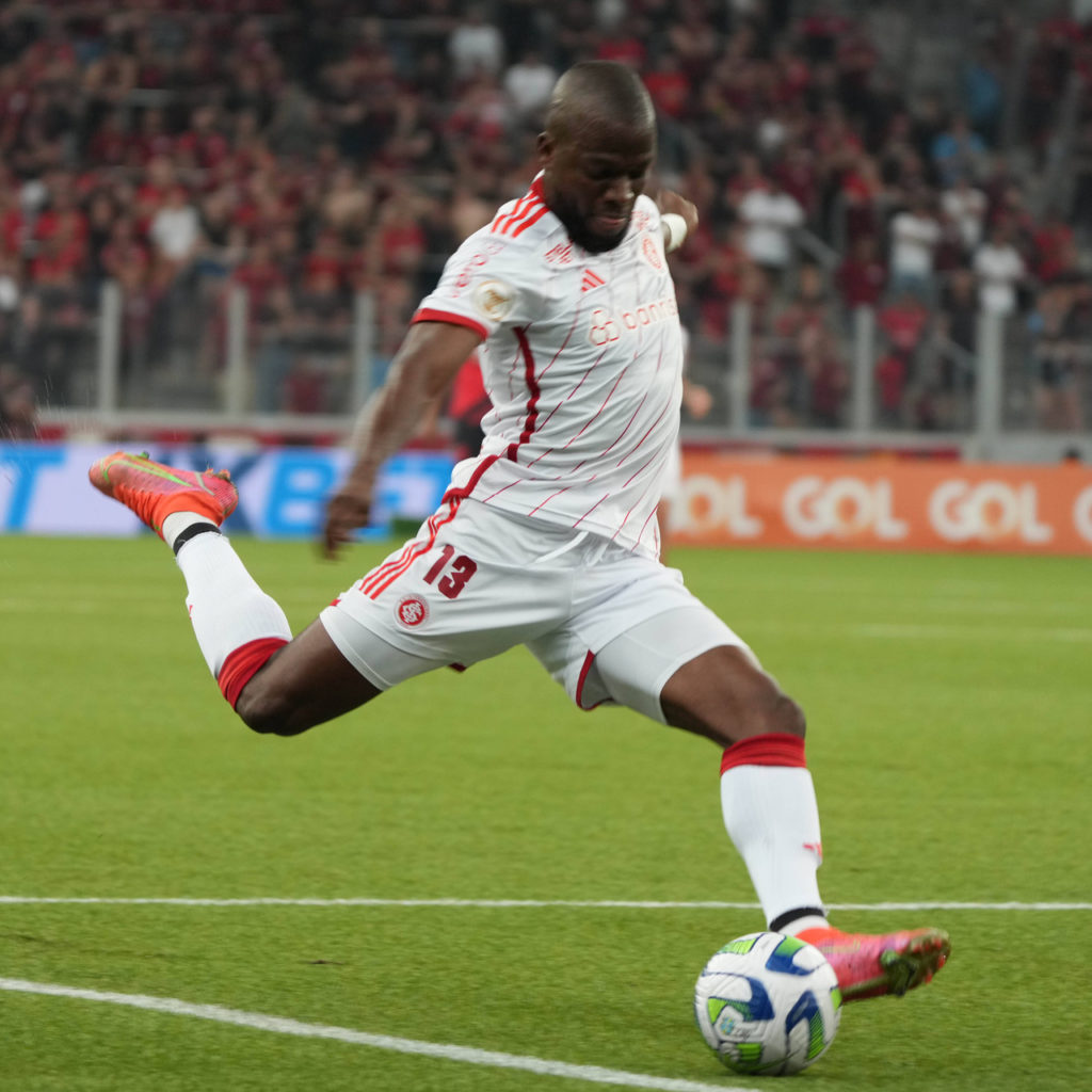 Enner Valencia, do Internacional, chuta uma bola durante partida do clube na última temporada.