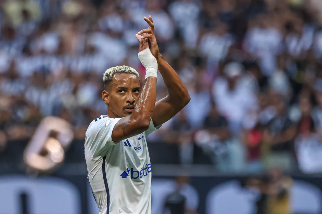 Matheus-Pereira-Cruzeiro-Jogo-imago1036087403h Matheus Pereira, do Cruzeiro, comemora um dos gols marcados por ele com a camisa do clube.