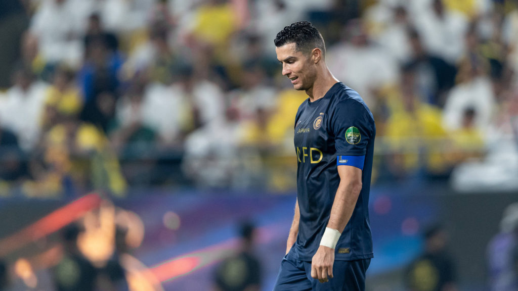 Cristiano-Ronaldo-Al-Nassr-Jogo-imago1036475287h Cristiano Ronaldo, do Al-Nassr, lamenta uma chance perdida em um jogo da equipe saudita.