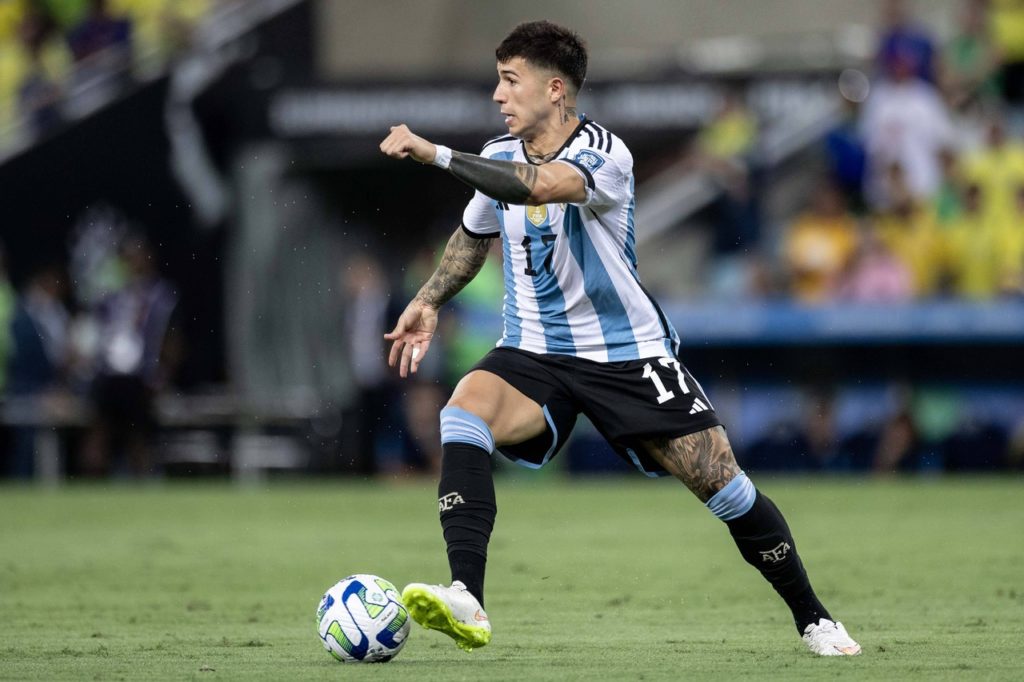 Enzo Fernández, da Argentina, conduz a bola em uma das partidas da seleção campeã do mundo.