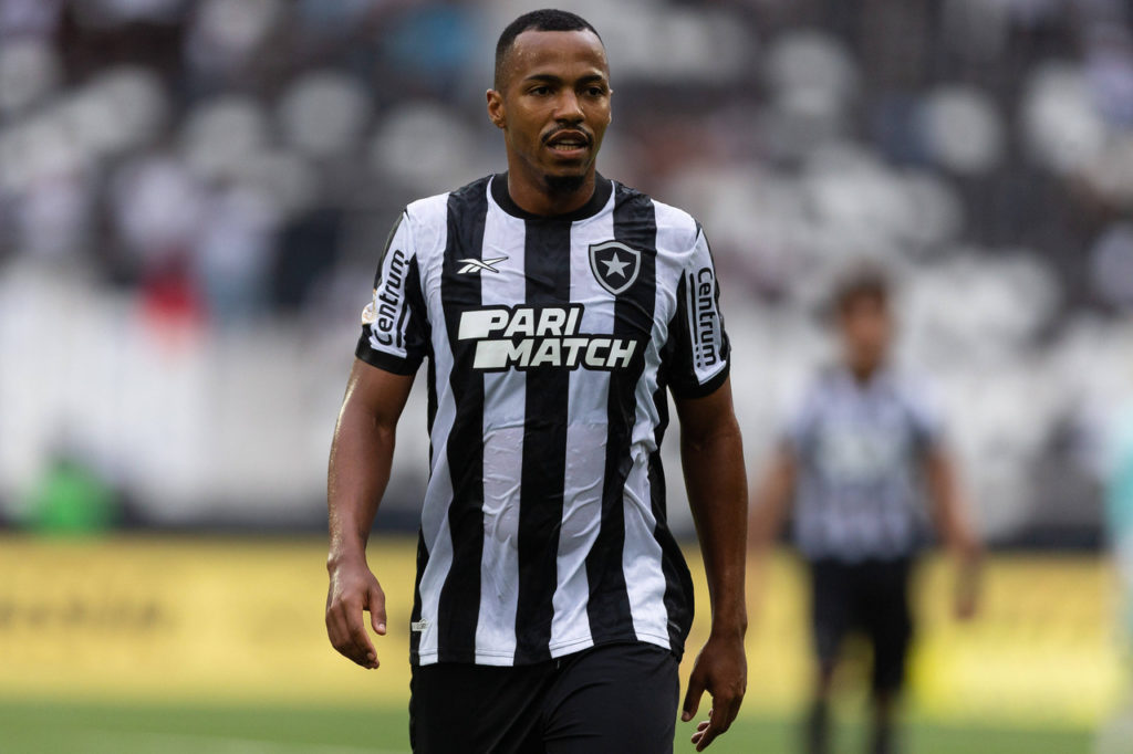 Marlon-Freitas-Botafogo-Jogo-imago1037369749h Marlon Freitas, do Botafogo, caminha pelo campo em um dos jogos do time na temporada.