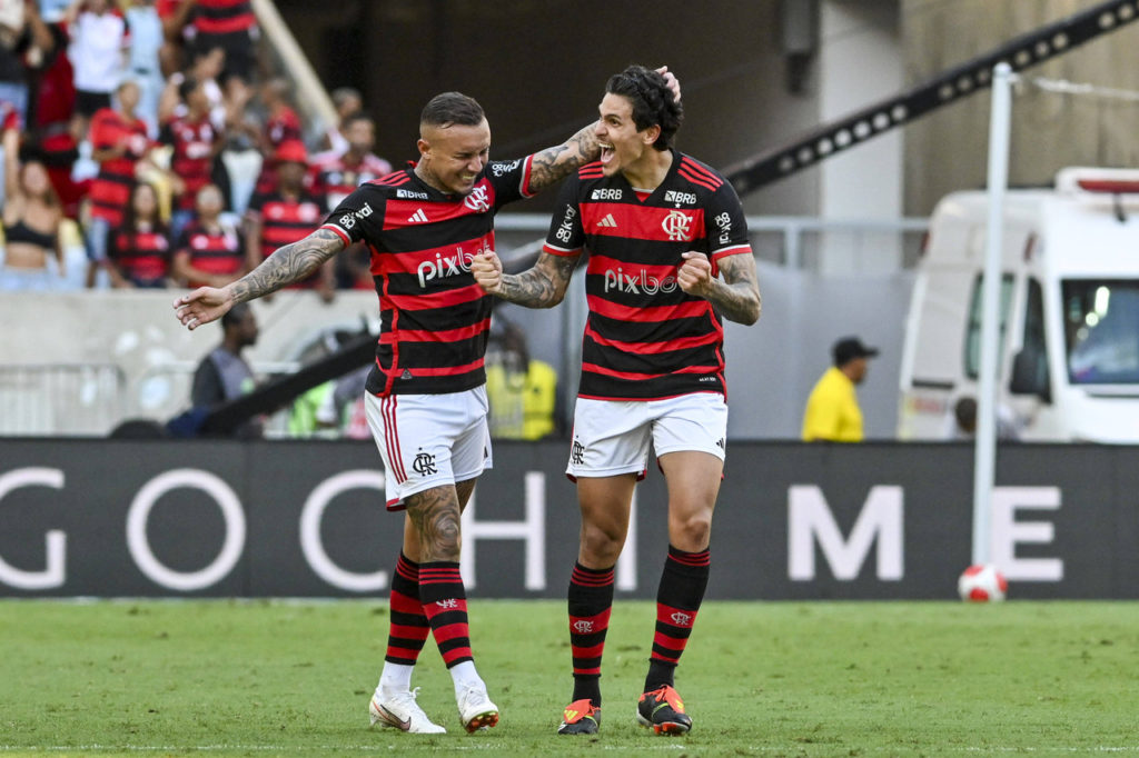 Cebolinha-Pedro-Flamengo-Jogo-imago1041316793h Cebolinha e Pedro, do Flamengo, comemoram um dos gols do time contra o Fluminense na Taça Guanabara.