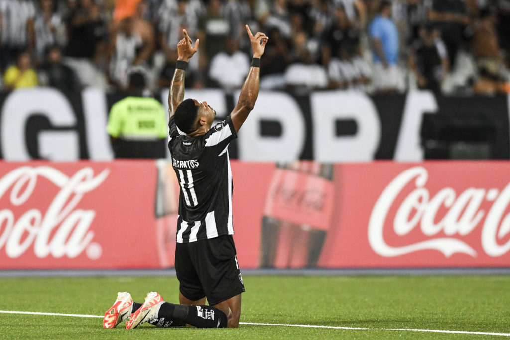 Júnior-Santos-Botafogo-Jogo-imago1041624586h Júnior Santos, do Botafogo, ajoelhado, comemorando um dos gols marcados pelo time na Libertadores.
