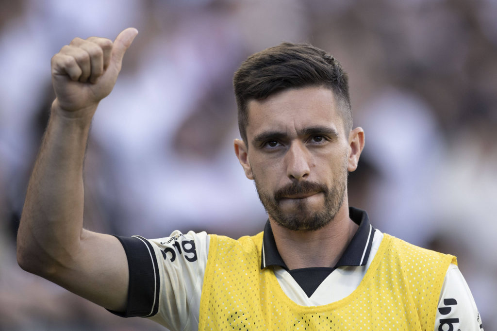 Igor Coronado, do Corinthians, acena para a torcida do clube em sua chegada.