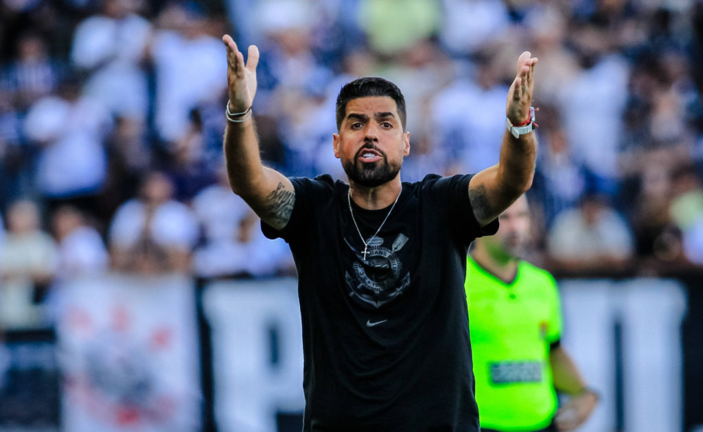 António-Oliveira-Corinthians-Jogo-imago1041847290h António Oliveira, do Corinthians, gesticula com os seus comandados em um dos jogos do Paulistão de 2024.