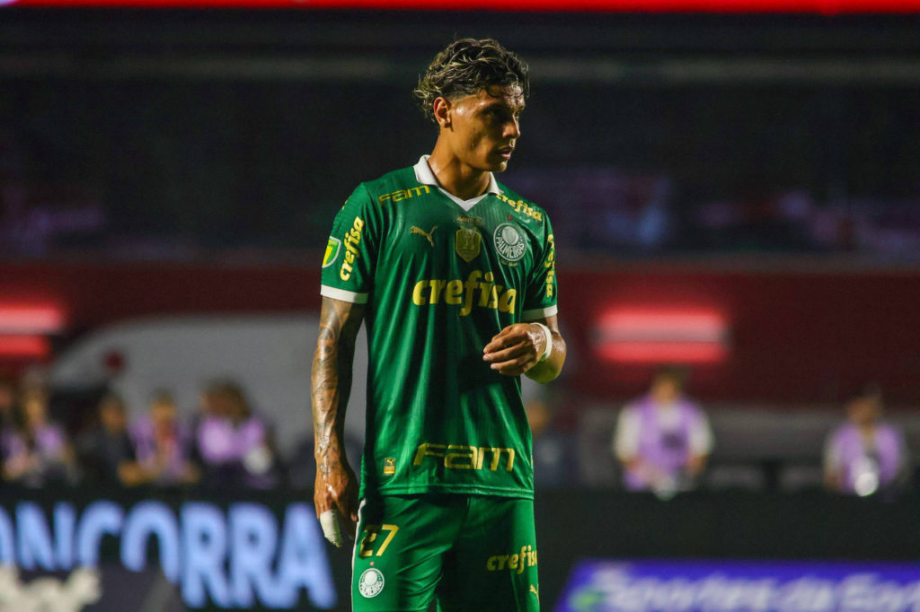 Richard-Rios-Palmeiras-Jogo-imago1041886464h Richard Rios, do Palmeiras, observa o jogo enquanto está sem a bola em uma das partidas do time na temporada.