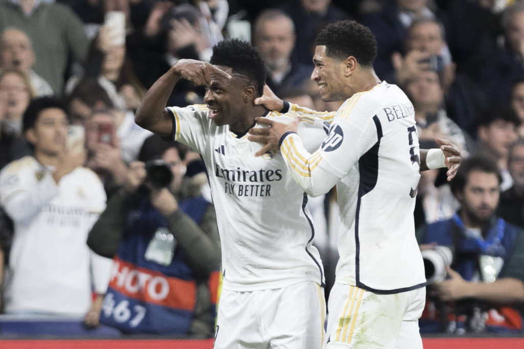 Vinicius Junior e Jude Bellingham, do Real Madrid, comemoram juntos um dos gols do time na rodada da Champions.
