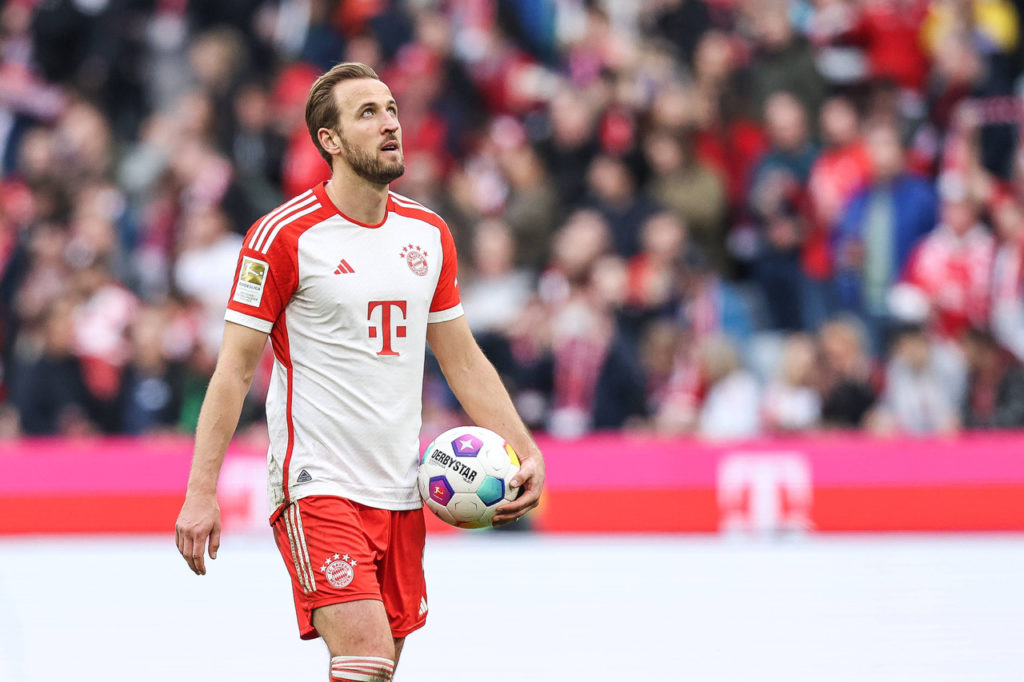 Harry-Kane-Bayern-de-Munique-Jogo-imago1042178815h Harry Kane, do Bayern de Munique, leva a bola para casa depois de marcar três gols na partida contra o Mainz.