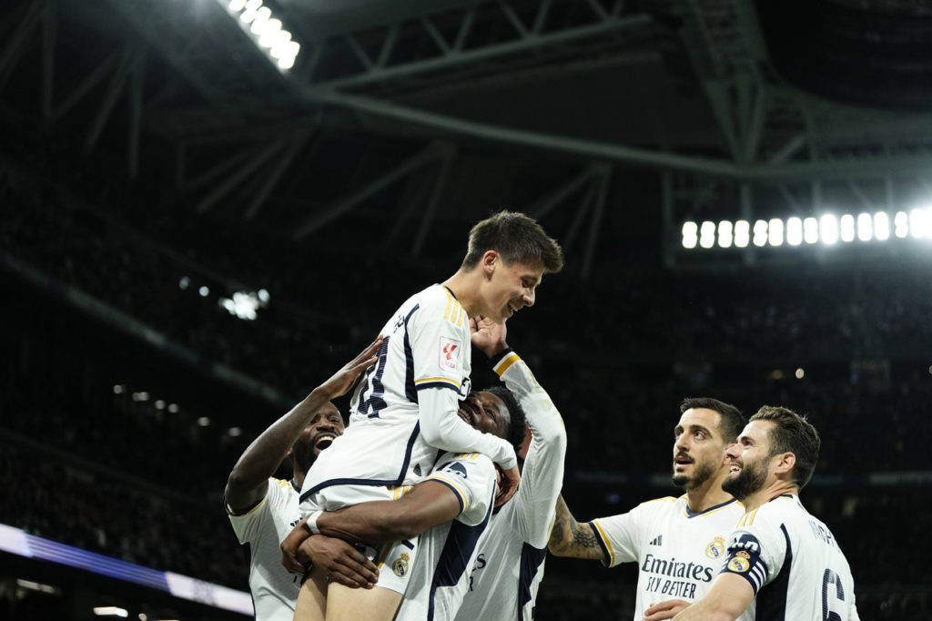 Arda-Güler-Real-Madrid-Jogo-imago1042239241h Arda Güler, do Real Madrid, junto aos companheiros comemorando um dos gols marcados no jogo pela LaLiga.