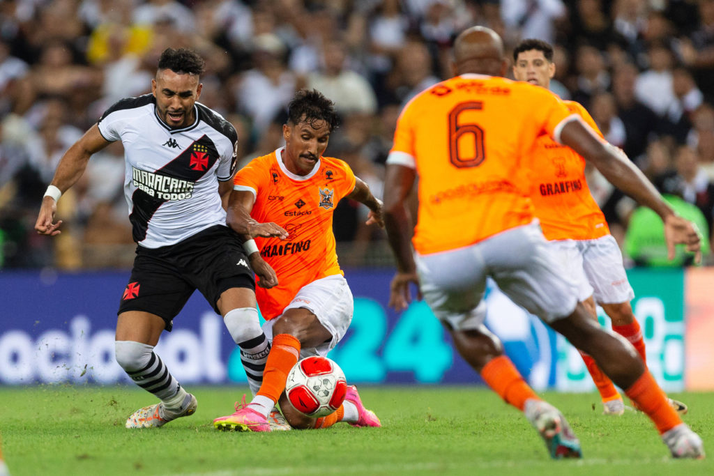 Payet-Vasco-Jogo-imago1042251770h Payet, do Vasco, disputa a bola com os jogadores do Nova Iguaçu em um jogo do Campeonato Carioca.
