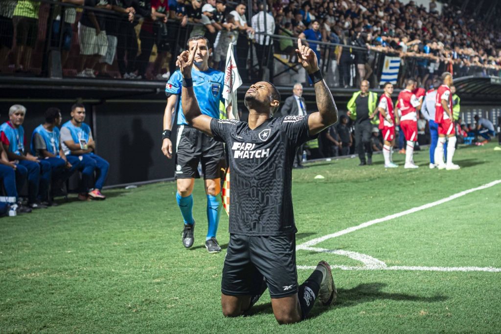 Júnior Santos, do Botafogo, comemora o gol da classificação do clube para a fase de grupos na Libertadores.