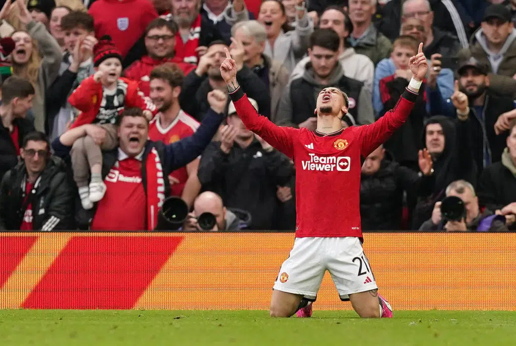Antony-Manchester-United-Jogo-imago1042633491h Antony, do Manchester United, ajoelha e comemora o importante gol que marcou na Copa da Inglaterra.