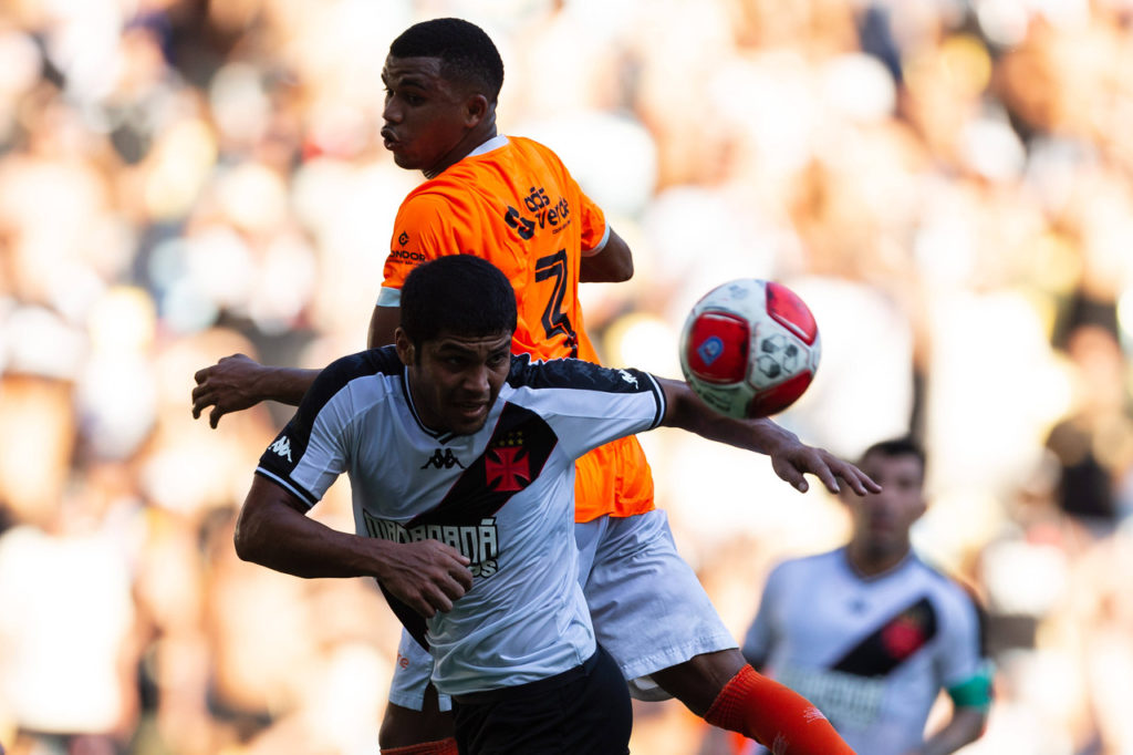 Robert Rojas, do Vasco, disputa uma bola com o adversário em um dos jogos do clube.