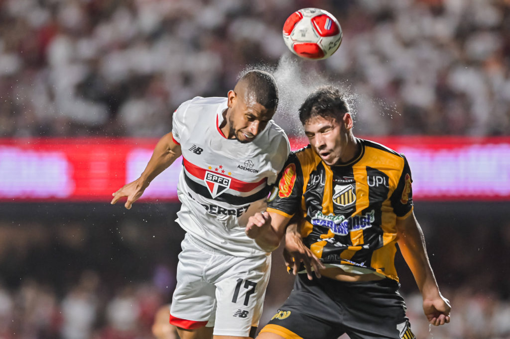 André-Silva-São-Paulo-Jogo-imago1042650033h André Silva, do São Paulo, disputa a bola com o adversário em um jogo do clube.