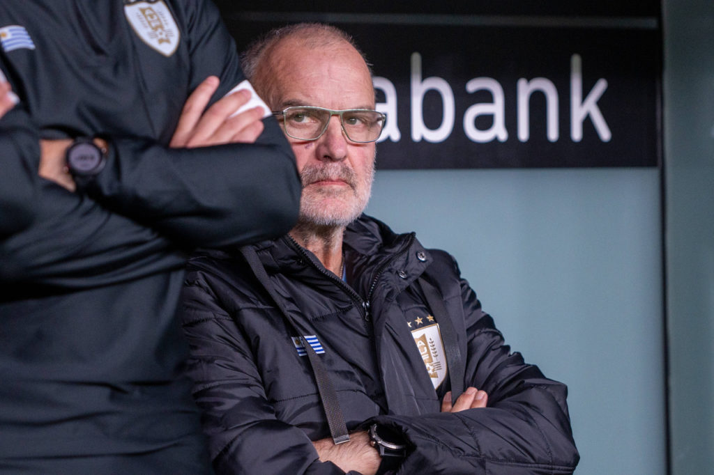 Marcelo Bielsa, do Uruguai, observa o campo de jogo antes do amistoso entre a seleção e a Costa do Marfim.