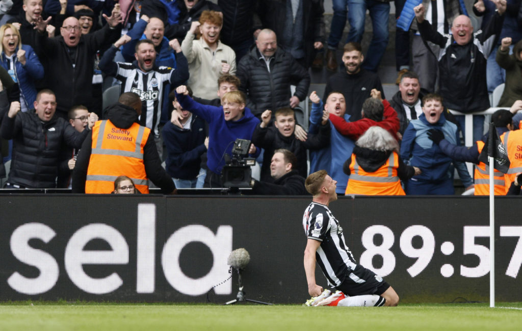 Harvey-Barnes-Newcastle-Jogo-imago1043084847h Harvey Barnes, do Newcastle, comemora um dos gols marcados em uma partida da Premier League.
