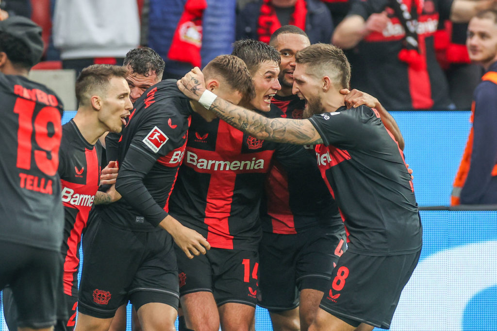 Jogadores-Bayer-Leverkusen-Jogo-imago1043093025h Jogadores do Bayer Leverkusen comemoram um gol durante partida da Bundesliga.
