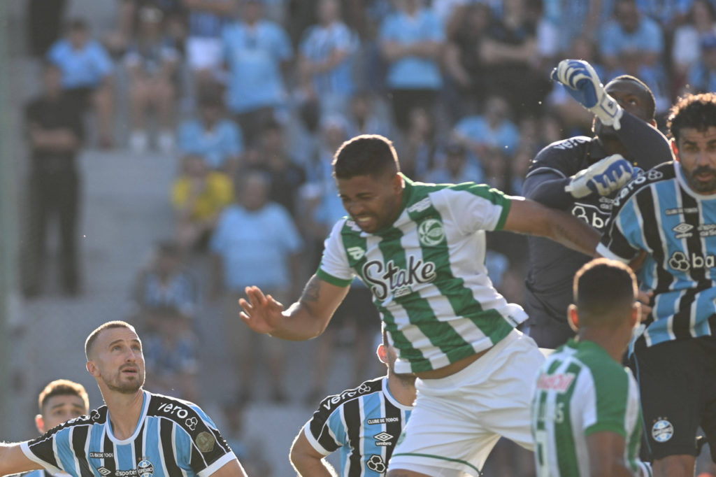 Diego-Costa-Grêmio-Jogo-imago1043109223h Diego Costa, do Grêmio, disputa a bola com os jogadores do Juventude em um confronto entre as duas equipes.