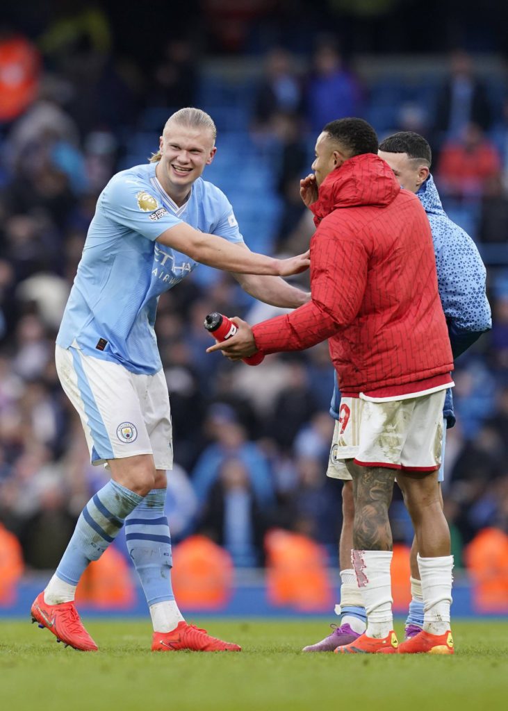 Haaland-City-Jogo-imago1043152129h Haaland, do City, cumprimenta do brasileiro Gabriel Jesus após uma partida entre City e Arsenal.