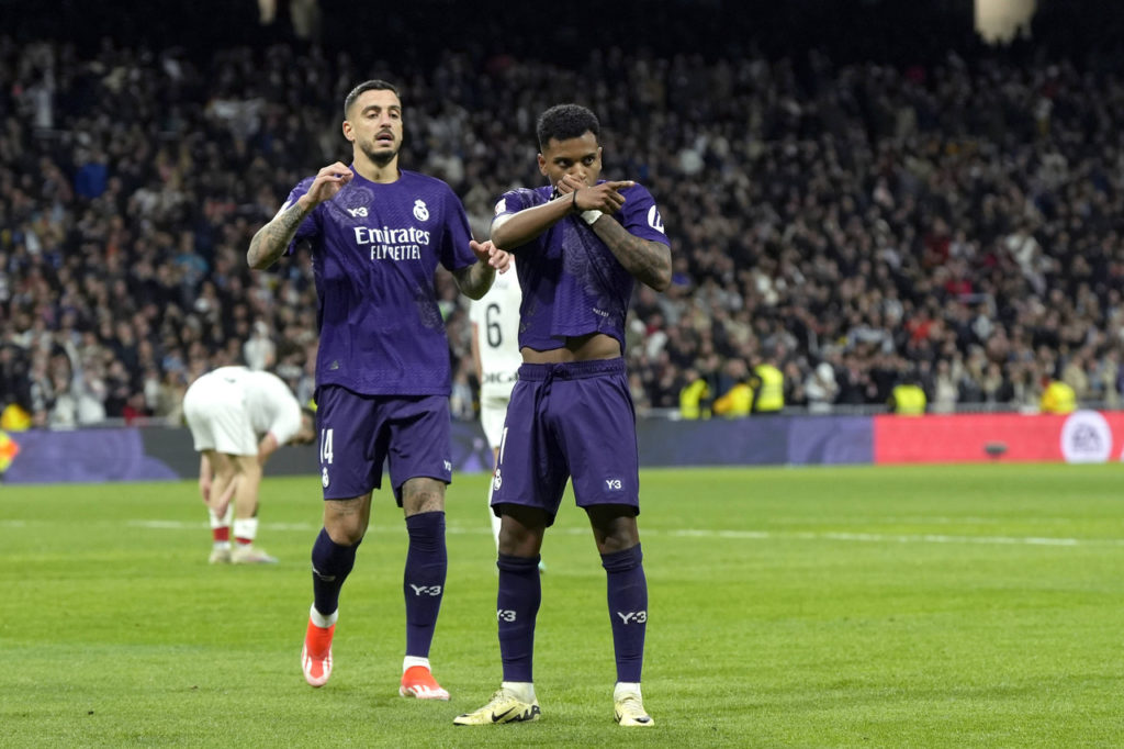 Rodrygo-Real-Madrid-Jogo-imago1043161179h Rodrygo, do Real Madrid, beija o escudo do clube depois de marcar um gol em uma partida da LaLiga.
