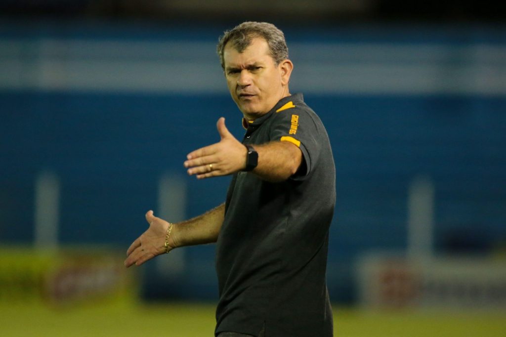 Cláucio-Tencati-Criciúma-Jogo-2H54GYB Cláudio Tencati, do Criciúma, dá orientações ao time em um dos jogos da temporada.