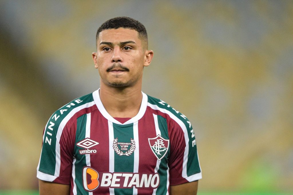 André, do Fluminense, aguarda o início de uma partida pelo clube.