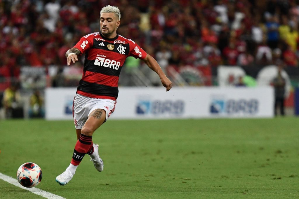 Arrascaeta-Flamengo-Jogo-2PCM6DR Arrascaeta, do Flamengo, conduz a bola em um dos jogos do time na última temporada.