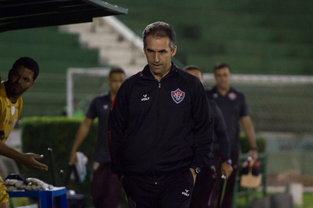 ´Léo Condé, do Vitória, lamentando um lance do time em uma das partidas da temporada de 2023.