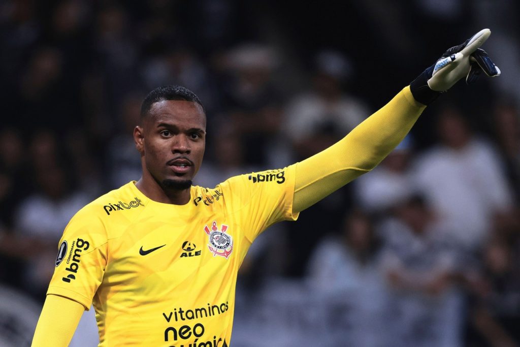 Carlos Miguel, do Corinthians, orienta o time durante um jogo da equipe.