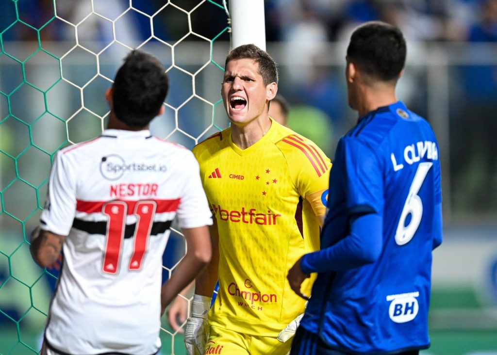 Rafael-Cabral-Cruzeiro-Jogo-2RA0RMK Rafael Cabral orienta o time em um jogo da temporada de 2023.