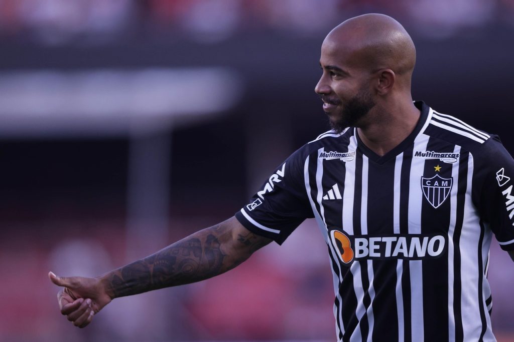 Patrick, do Atlético-MG, faz sinal de positivo em um dos jogos do time na temporada de 2023.