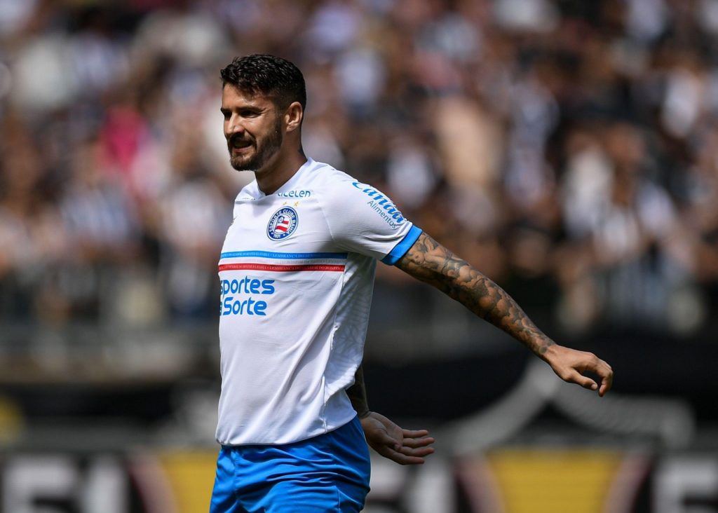 Everaldo-Bahia-Jogo-2RH30XH Everaldo, do Bahia, se aquece antes de um jogo pelo clube na temporada de 2023.