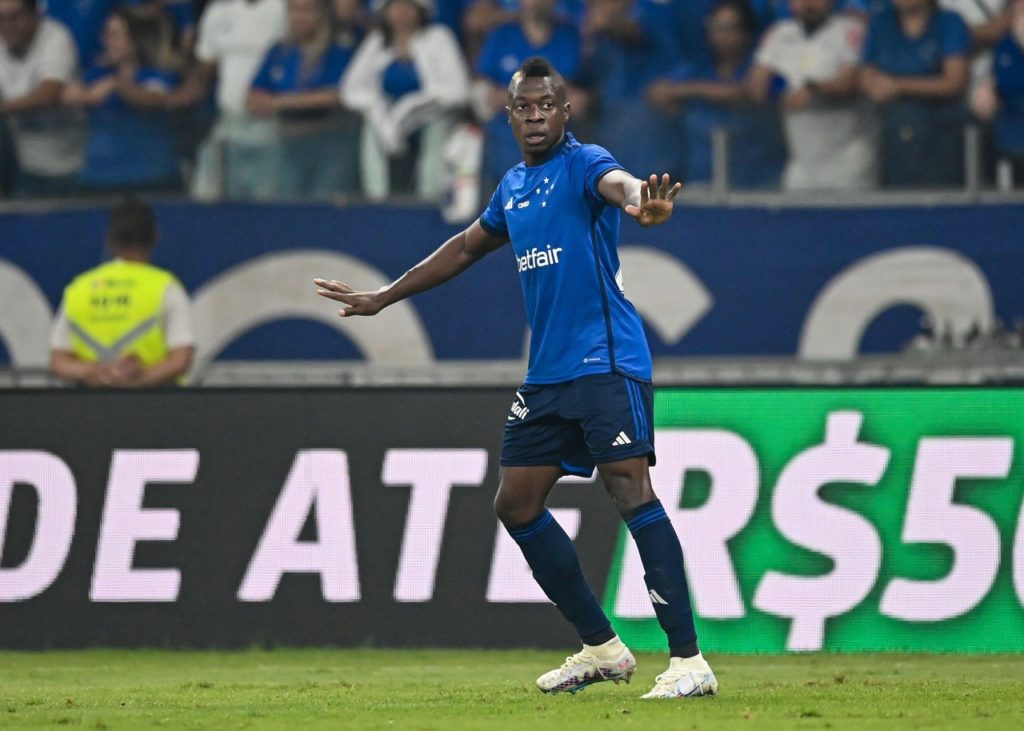 Helibelton Palacios, do Cruzeiro, passa a bola durante um jogo do time na temporada de 2024.