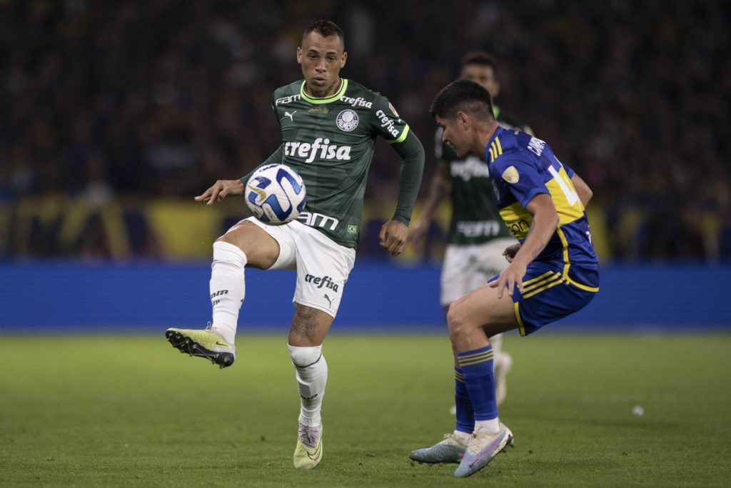 Breno Lopes, do Palmeiras, toca na bola durante um jogo da Libertadores de 2023.