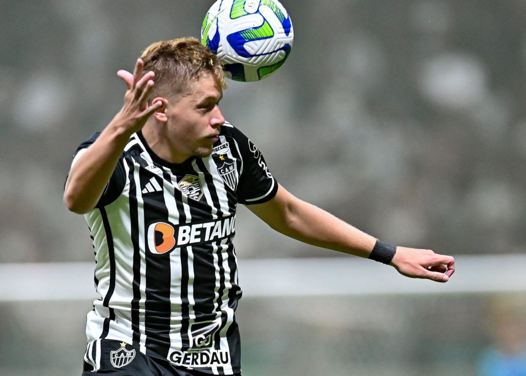 Bruno Fuchs, do Atlético-MG, cabeceia a bola durante um jogo do time mineiro na temporada de 2023.