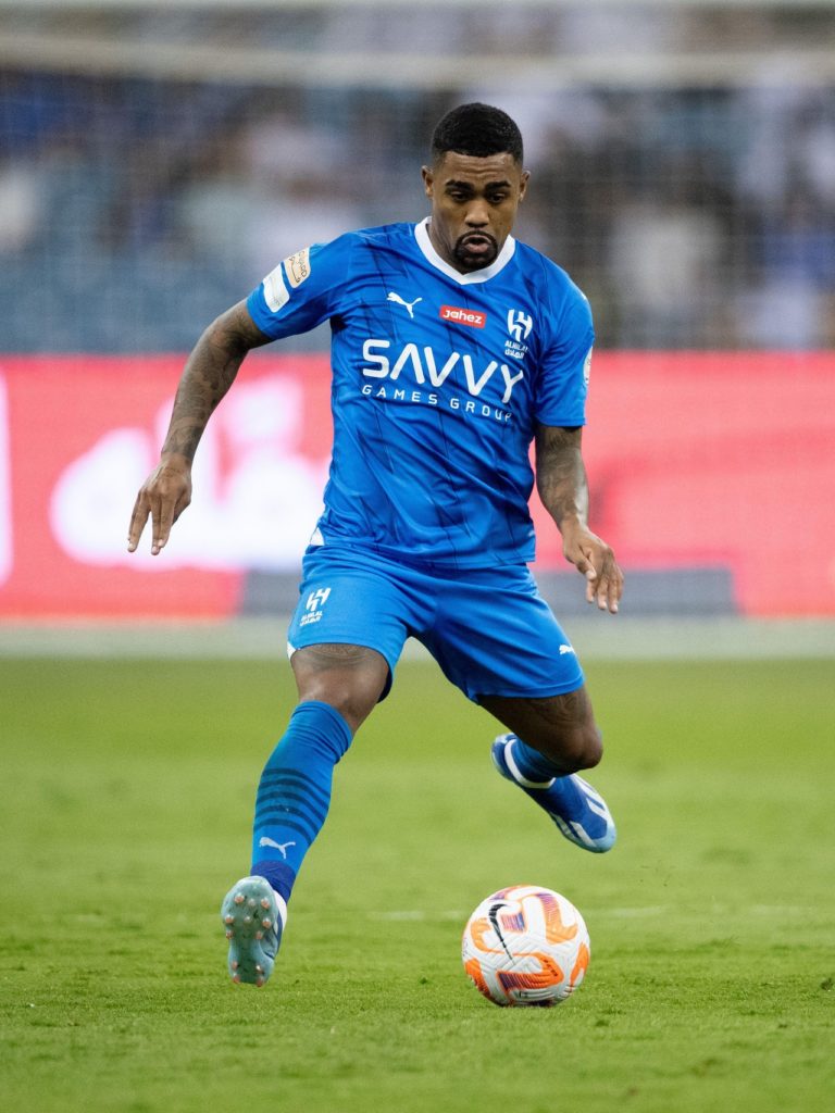 Malcom, do Al-Hilal, tenta um toque durante um jogo na temporada saudita.
