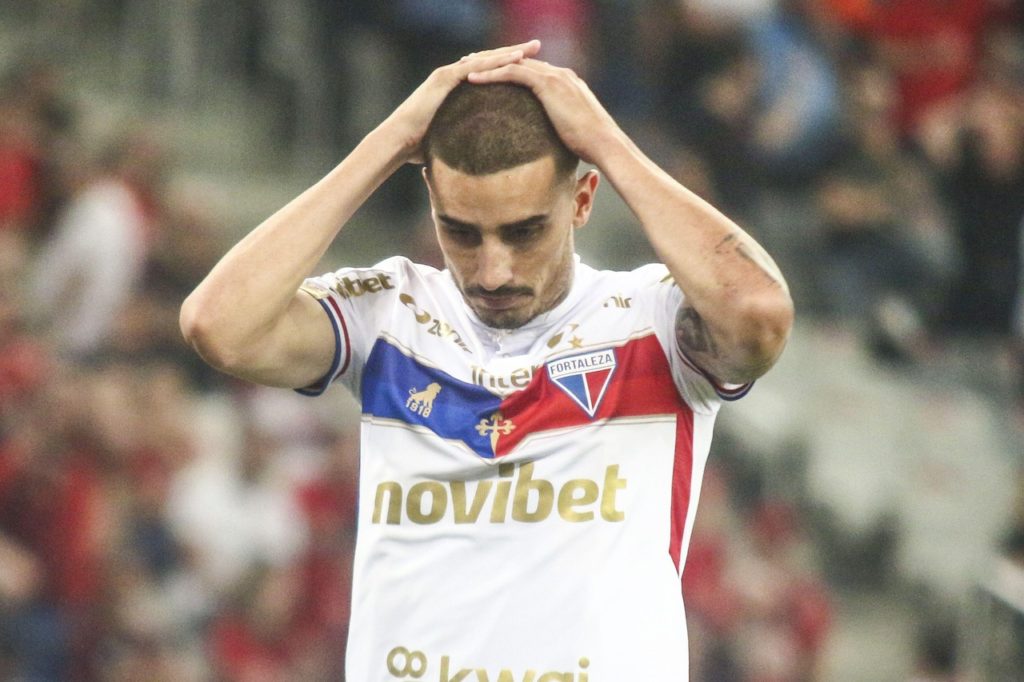 Thiago Galhardo, do Fortaleza, lamenta uma chance perdida durante um jogo do time.