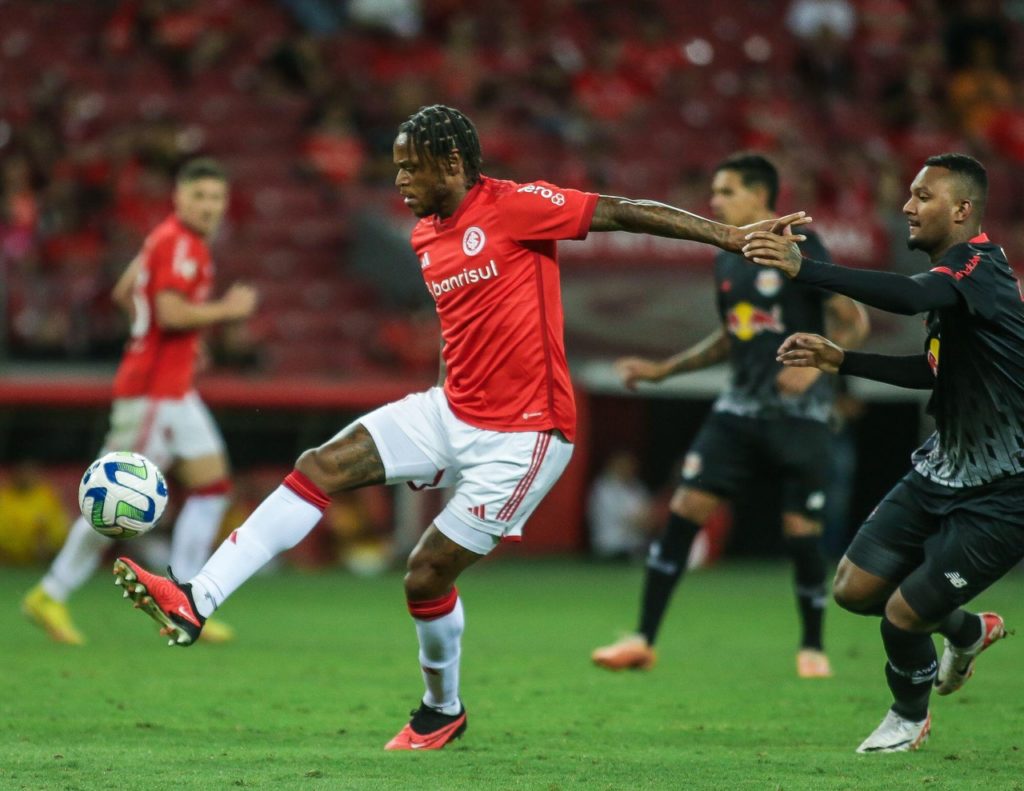 Luiz Adriano conduz a bola durante um jogo do Internacional na última temporada.