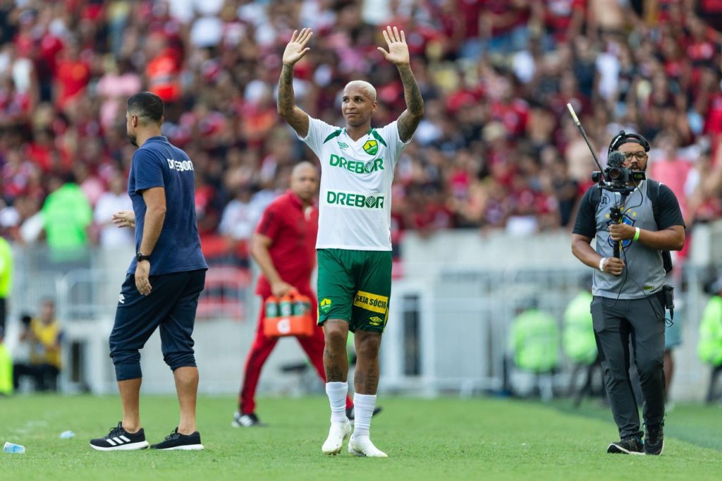 Deyverson, acena para torcedores durante um jogo do Brasileirão de 2023.