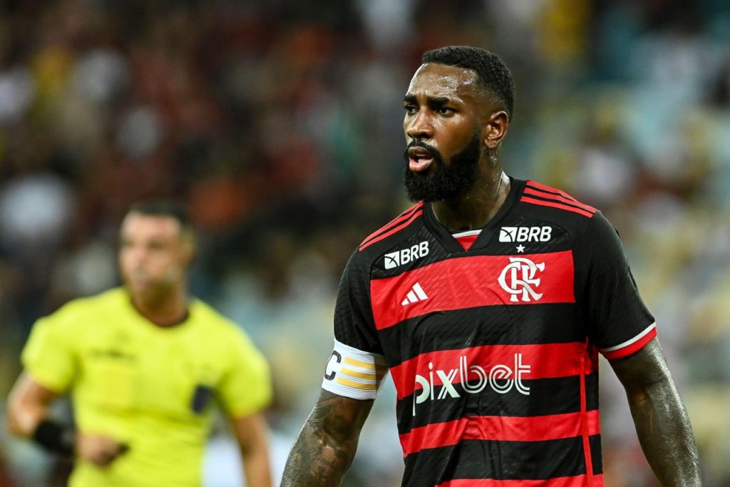 Gerson-Flamengo-Jogo-2WH56TH Gerson, do Flamengo, observa o time em um dos jogos da equipe na temporada 2024.