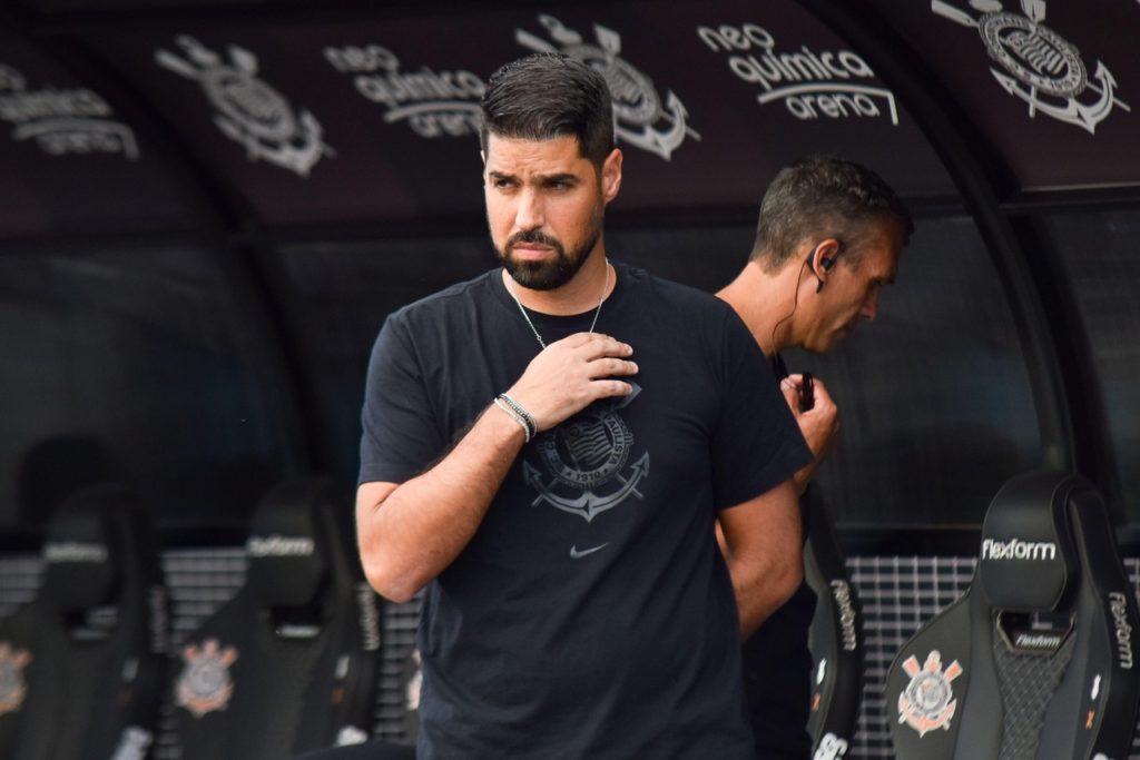 António-Oliveira-Corinthians-Jogo-2WHWGP9 António Oliveira, do Corinthians, observa o campo de jogo em uma partida do time em 2024.