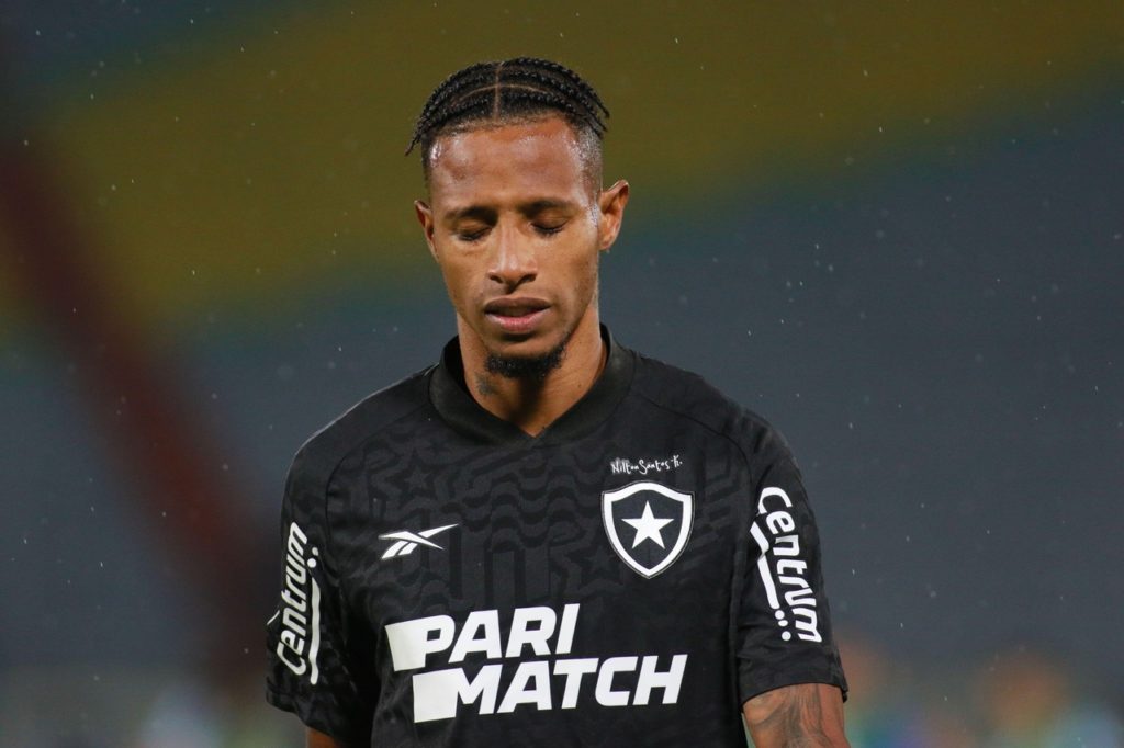 Tchê Tchê lamenta uma chance perdida durante um jogo pelo Botafogo.