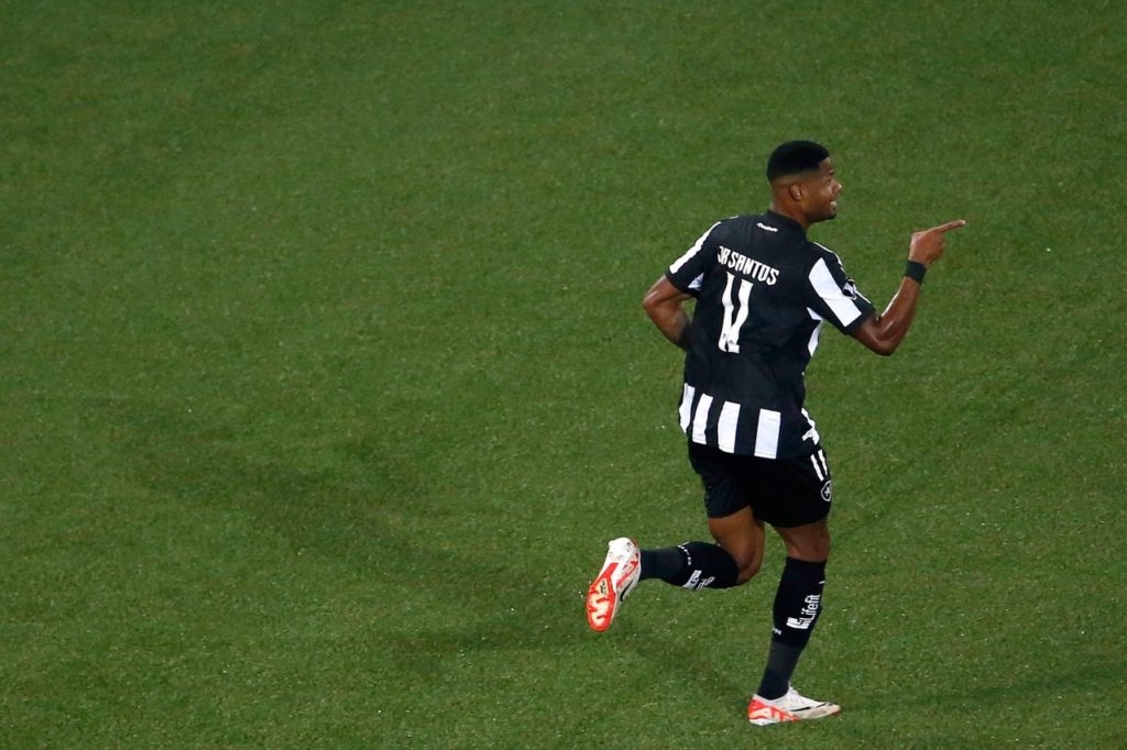 Júnior-Santos-Botafogo-Jogo-2WN1W6W Júnior Santos, do Botafogo, comemorando mais um gol marcado na temporada de 2024.