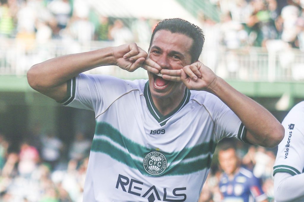 Leandro-Damião-Coritiba-Jogo-2WPX8NT Leandro Damião, do Coritiba, comemora um gol marcado no Estadual da temporada de 2024.